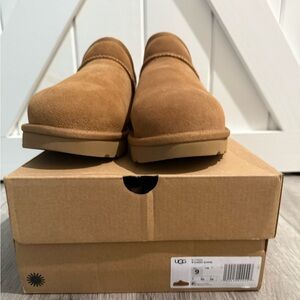 UGG Classic Suede Slippers Chesnut size 9 NWT